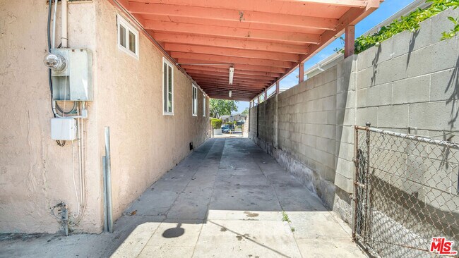 Building Photo - 472 N Ezra St