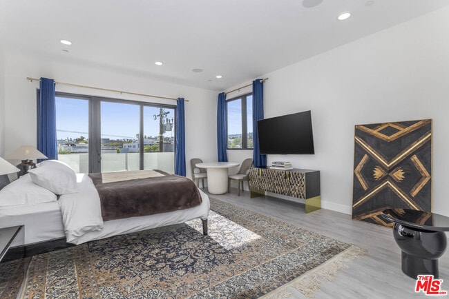 Building Photo - 137 N Doheny Dr