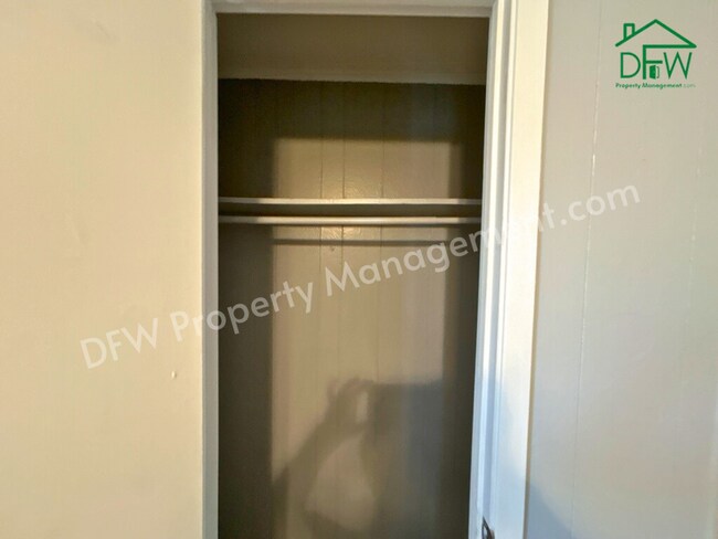 Building Photo - Charming 2-Bedroom Upstairs Apartment in Irving – Convenient Location, Fenced Yard, and More!