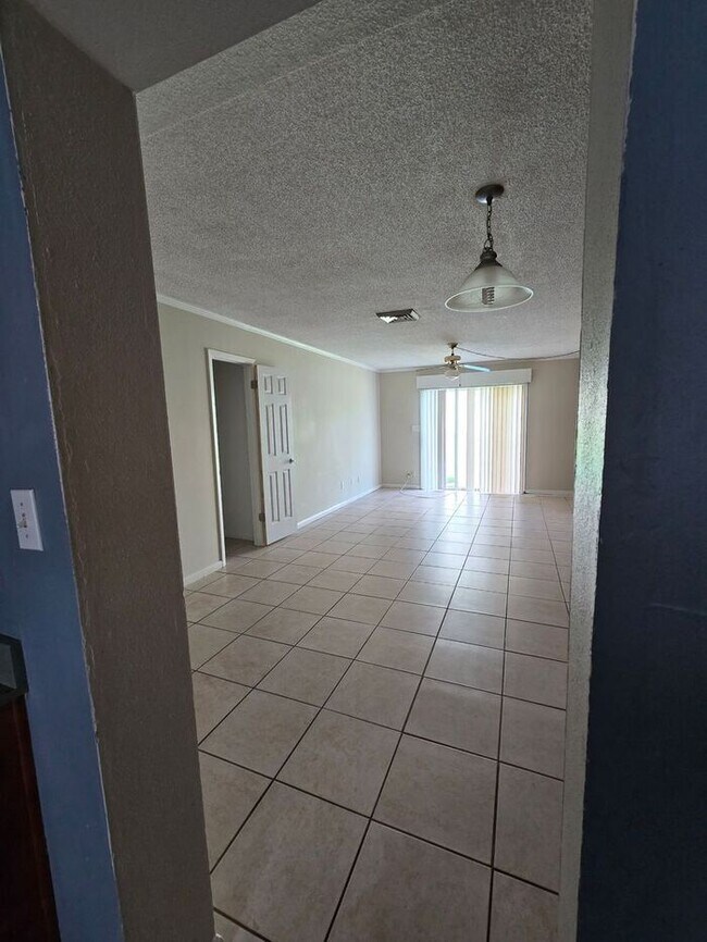 Building Photo - 2 bedroom Townhome off Pensacola Available