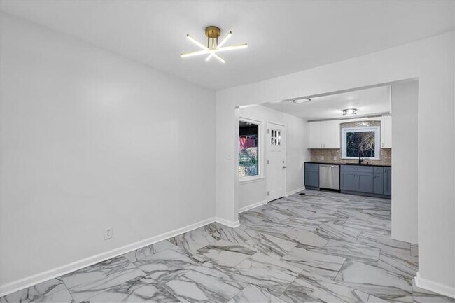 Building Photo - 2142 Cloverdale Dr SE