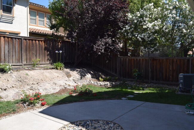 Building Photo - 904 Campfire Cir