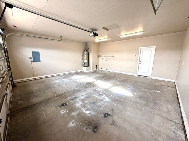 Building Photo - Move in Special! Half off 1st Month's Rent- Great 3 Bedroom Duplex near the Kingman Hospital!