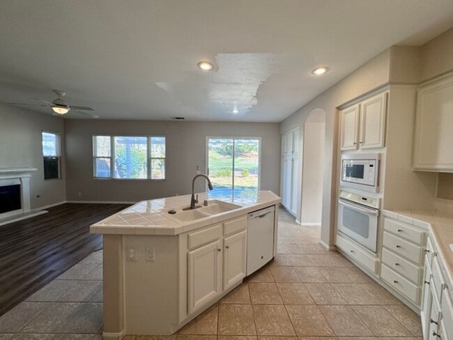 Building Photo - Beautiful 4 bedroom Temecula home sitting ...