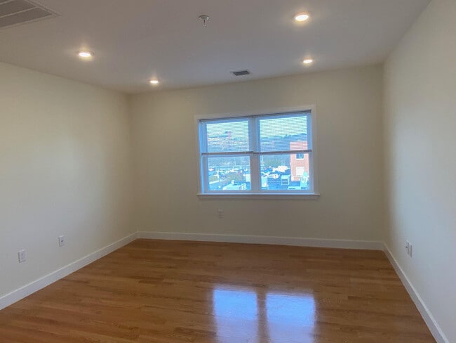 Building Photo - 15 Kelley Ct