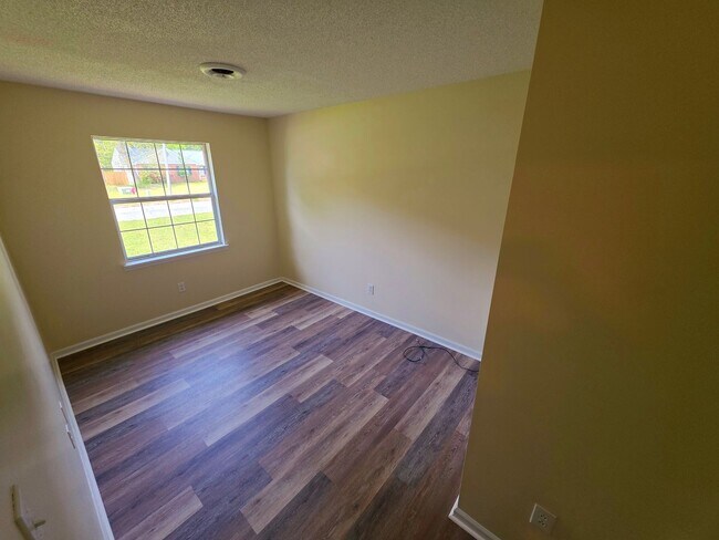 Building Photo - Nicely updated 3 bedroom, 2 bath home with 1-car garage