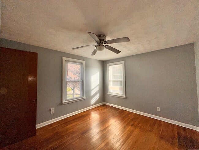 Building Photo - 34 N Spring St