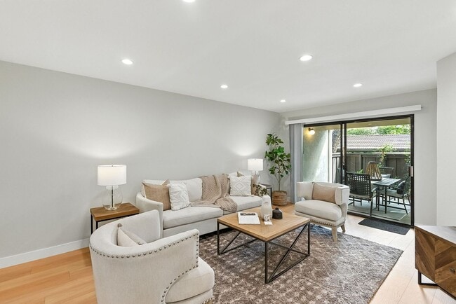 Building Photo - Beautifully Remodeled One-Bedroom Condo