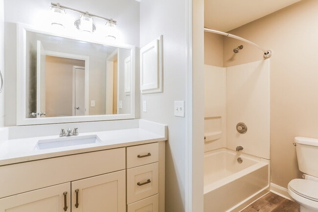 Building Photo - 5911 Vero Dr