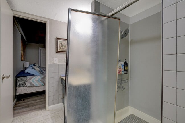 Building Photo - Cozy 2-Bedroom Unit in Prime Las Vegas Loc...