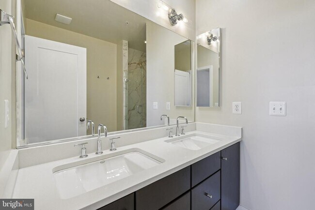 Building Photo - 5627 45th Ave