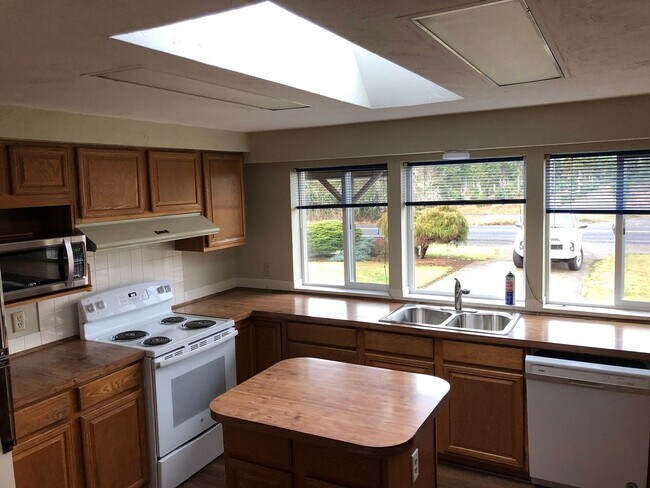 Building Photo - STATUS:  AVAILABLE -|R98| $1495