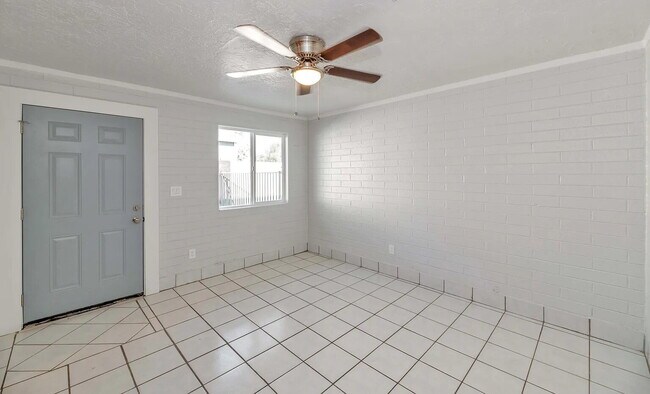 Building Photo - AFFORDABLE 2 BEDROOM HOME IN A CONVENIENT PHOENIX LOCATION OFFERING $250 GIFT CARD MOVE IN INCENTIVE