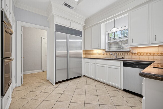 Building Photo - 8103 Oak Moss Dr