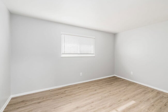 Building Photo - 611 Riverview Dr