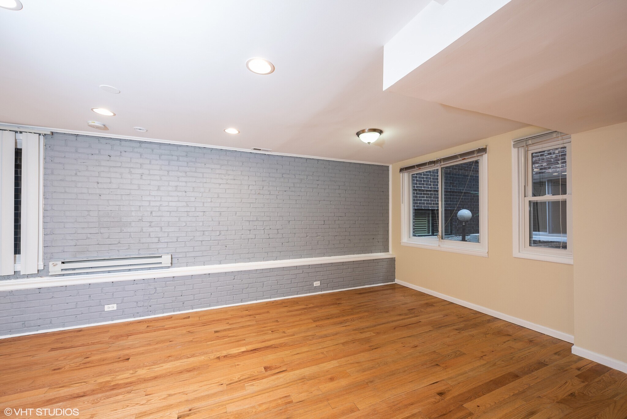 Building Photo - 848 W Lill Ave