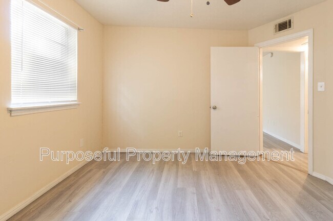Building Photo - 518 N Ponca Ave