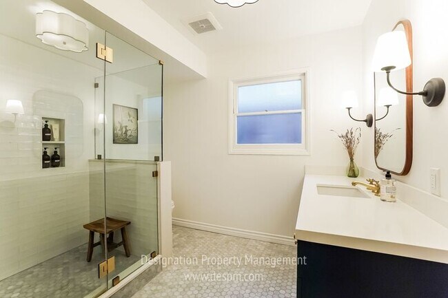 Building Photo - 360 Glenullen Dr