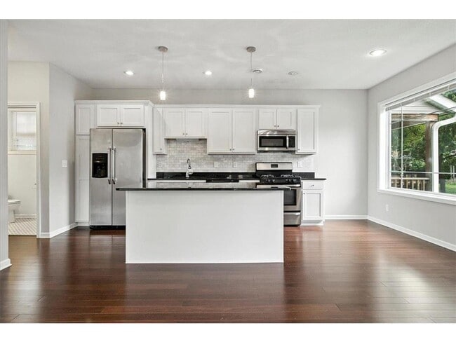 Building Photo - 600 W 32nd St