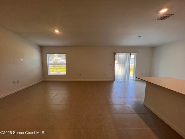 Building Photo - 1541 Newport St SE