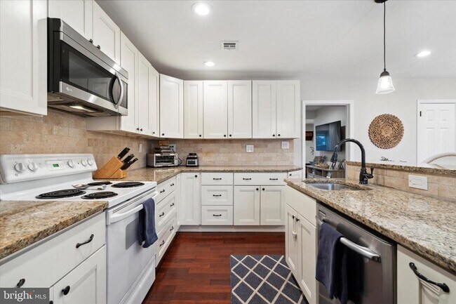 Building Photo - 206 Birch Dr