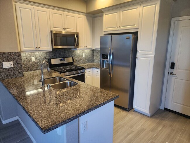 Building Photo - Beautiful Townhome in South Temecula with Views!