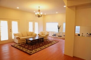 Building Photo - 1142 W 37th Pl