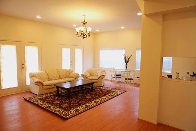 Building Photo - 1142 W 37th Pl