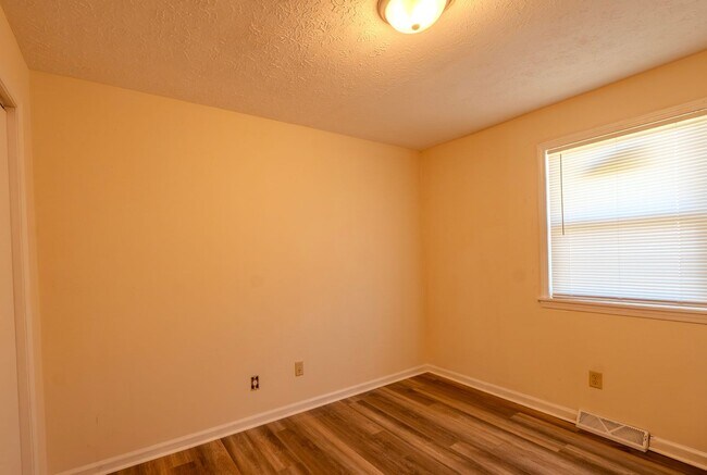 Building Photo - 922 Southern Hills Dr