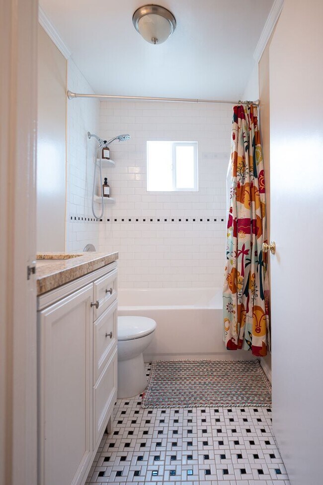 Building Photo - Peaceful Cottage Home w/ 3B2B