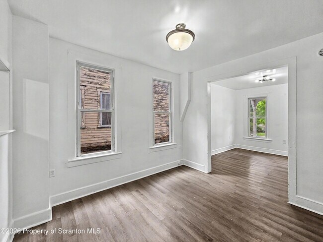 Building Photo - 907 Green Ridge St