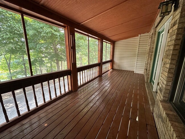 Building Photo - 3505 Lakeside Ct