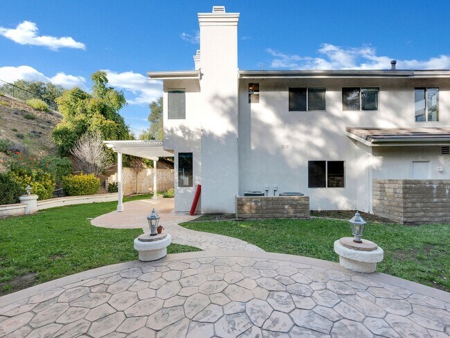 Building Photo - Spacious Newbury Park Rental | Grand Entry, Bonus Room & Covered Patio