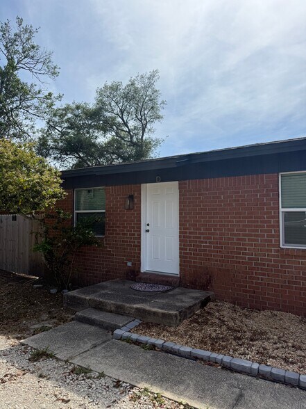 Building Photo - 706 Shady Ln Dr