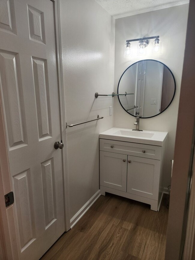Building Photo - For Rent – Beautiful 3-Bedroom Split-Level...