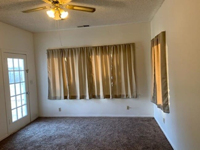 Building Photo - Fresh Interior