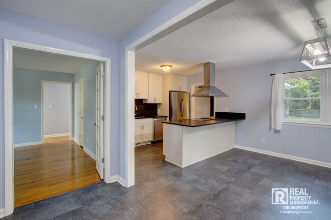 Building Photo - 209 Chucker Dr