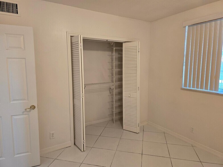 Building Photo - 3900 NW 76th Ave