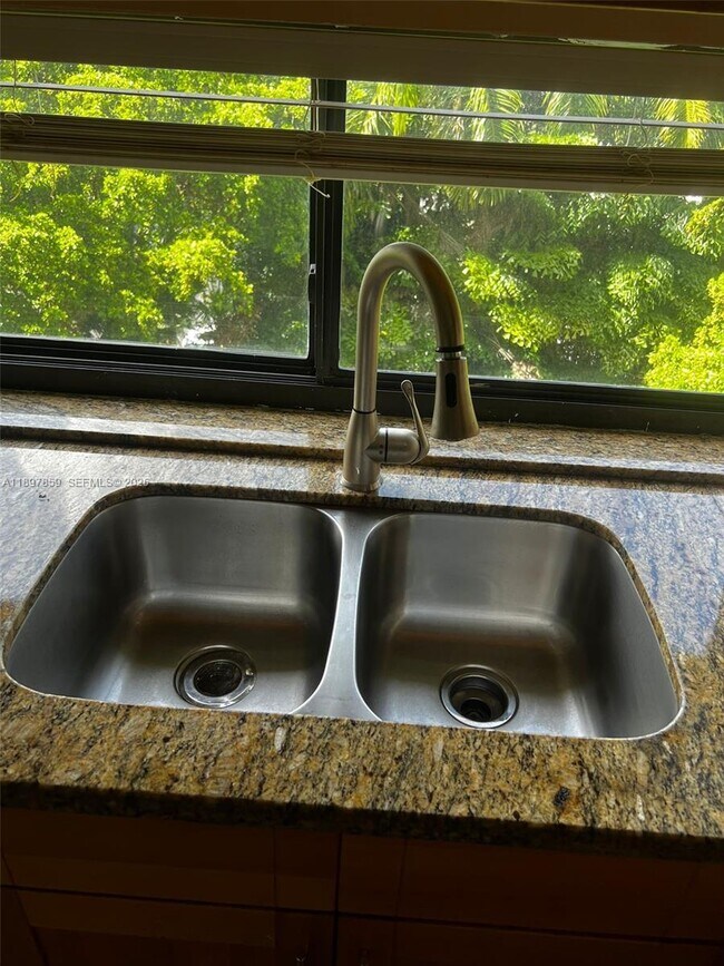 Building Photo - 17021 N Bay Rd