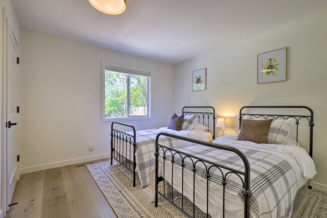 Building Photo - 1155 Grape Ln