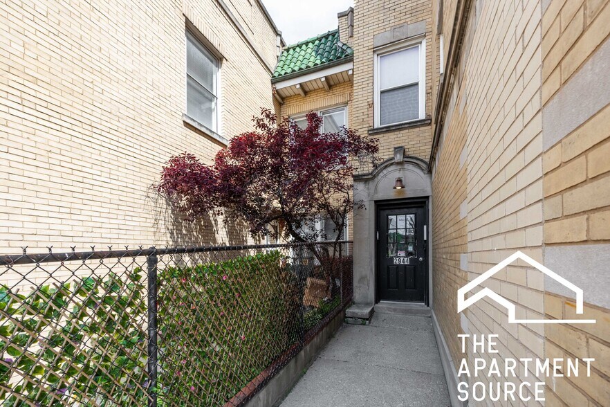 Building Photo - 2945 W Rosemont Ave