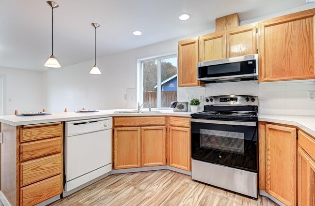 Building Photo - Nice Home, Yard care Included