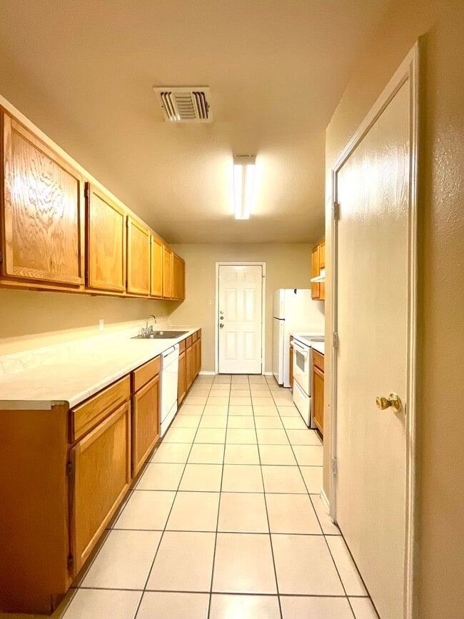 Building Photo - **APPLICATION RECEIVED** **MOVE IN SPECIAL** Charming 3-Bed, 2-Bath Home with Fenced Yard – Pet F...