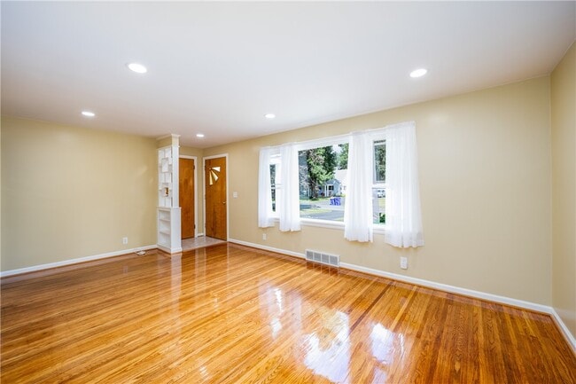 Building Photo - 503 Pineview Dr