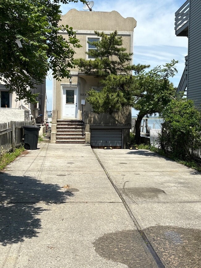 Building Photo - 923 W Park Ave
