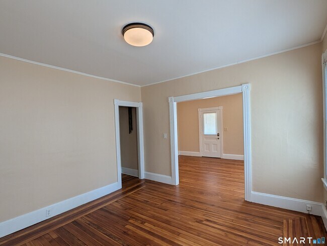 Building Photo - 24 Thompson Ct