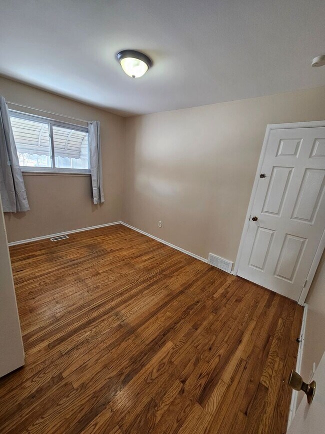 Building Photo - Come see your new home!