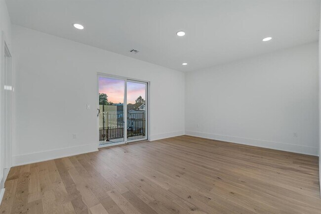 Building Photo - 525 Ave E