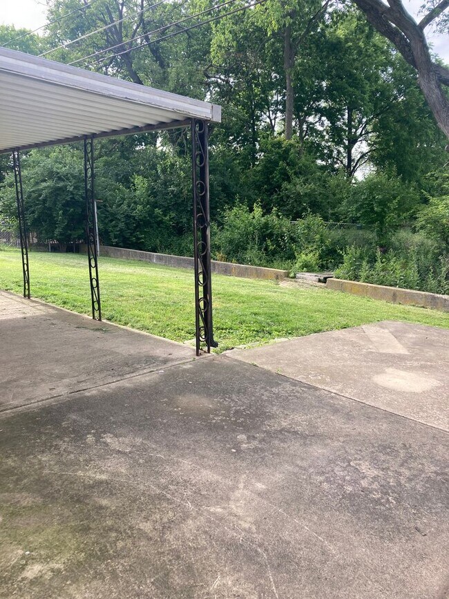 Building Photo - Must See! Large 3 Bedroom, 2 Bath Ranch Ho...