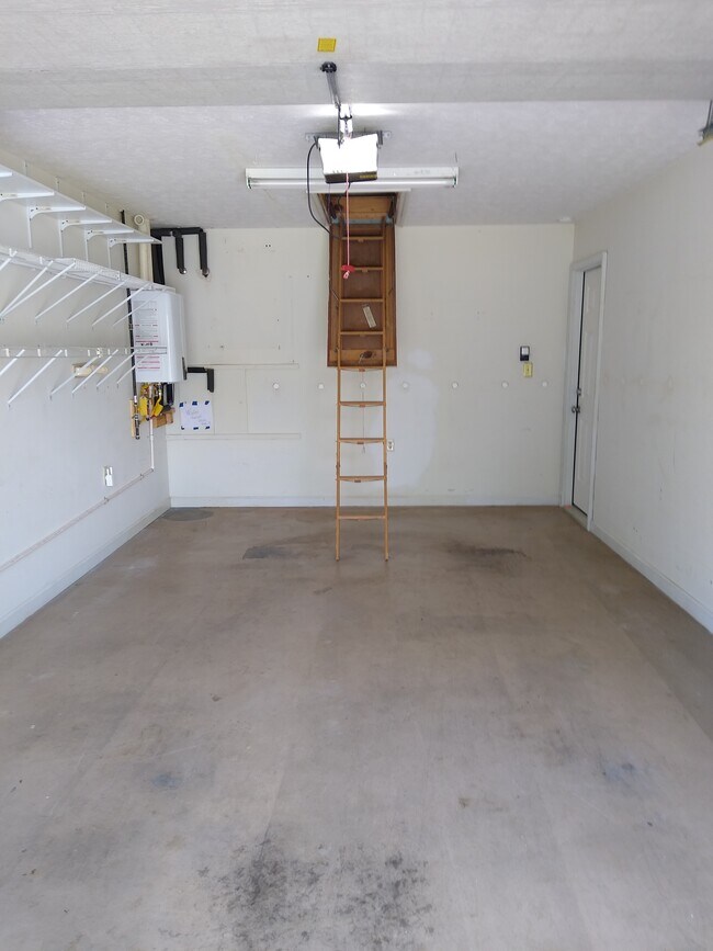 Building Photo - 103 Pinewood Dr